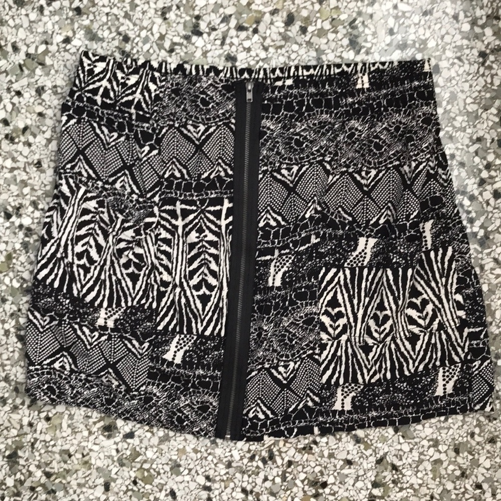 Zippered skirt with pockets